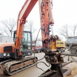foto 8.5t excavator offset rubber Doosan DX80R